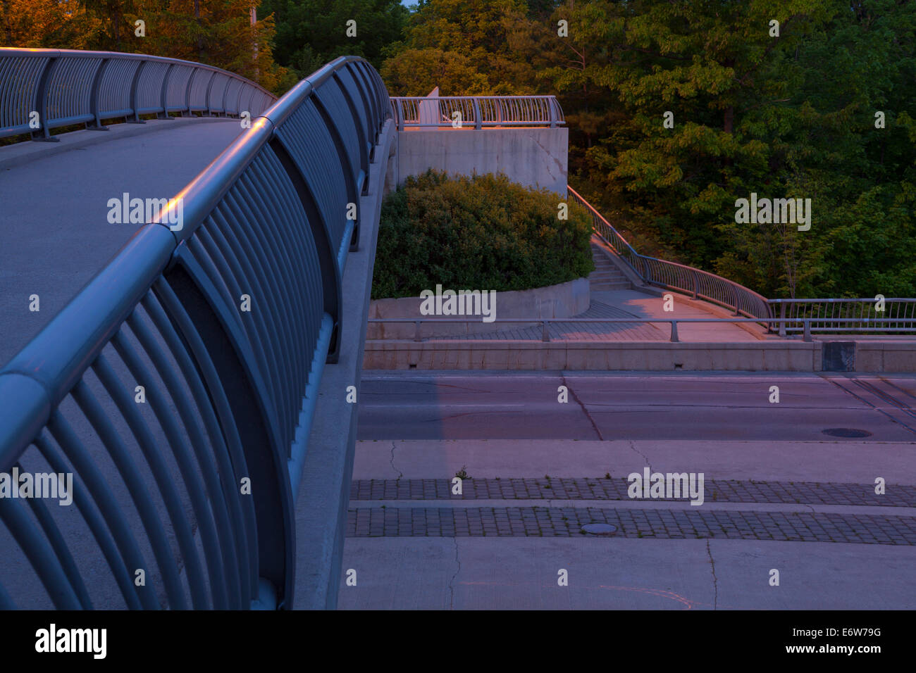 Eine Fußgängerzone, die Smith-Triller-Viadukt überquert, die überquert 16 Mile Creek entlang der Dundas Street in Oakville, Ontario Stockfoto