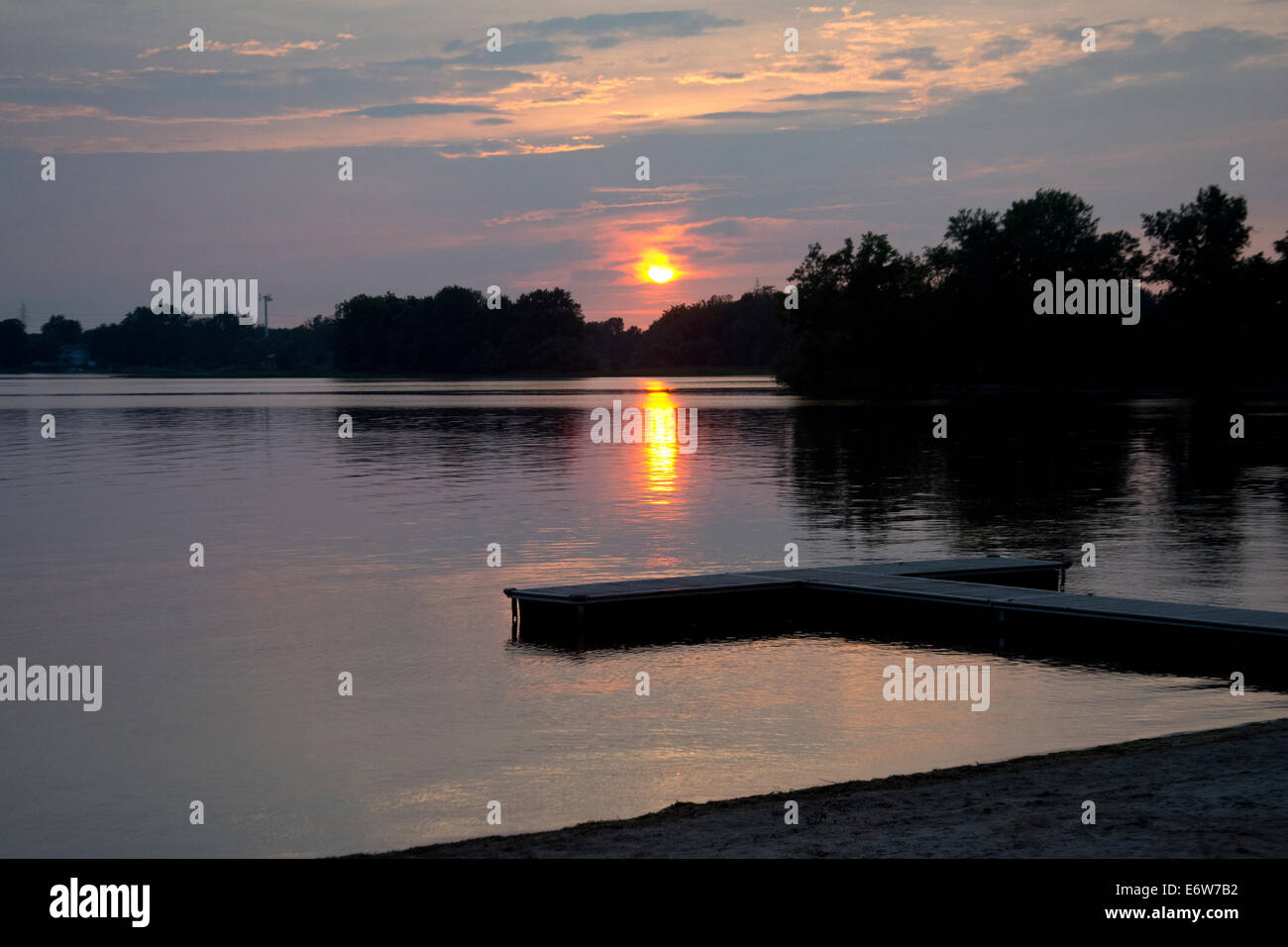 Sonnenuntergang über dem Ottawa River. Stockfoto