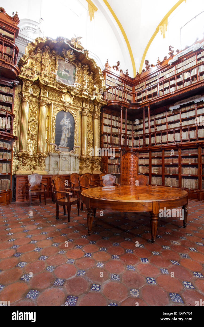 Eine Ecke der historischen Palafox Bibliothek in Puebla, Mexiko. Stockfoto