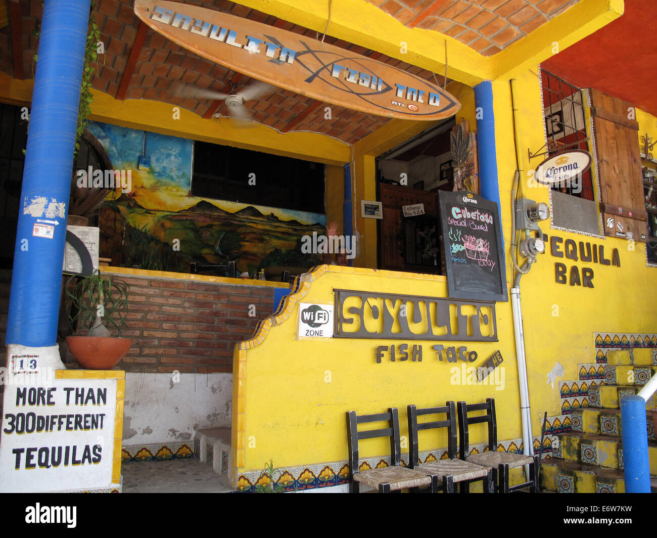 Restaurant mit gelb gestrichenen Fassade in Sayulita, Mexiko. Stockfoto