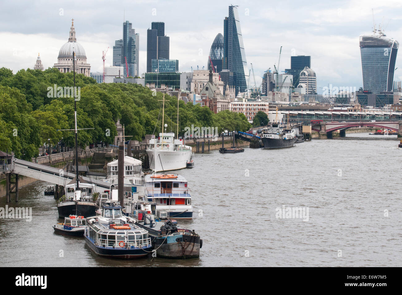 Blick nach Osten auf der Themse, London. Wahrzeichen am nördlichen Ufer sind das "Gherkin" Gebäude und St. Pauls Cathedral. Stockfoto
