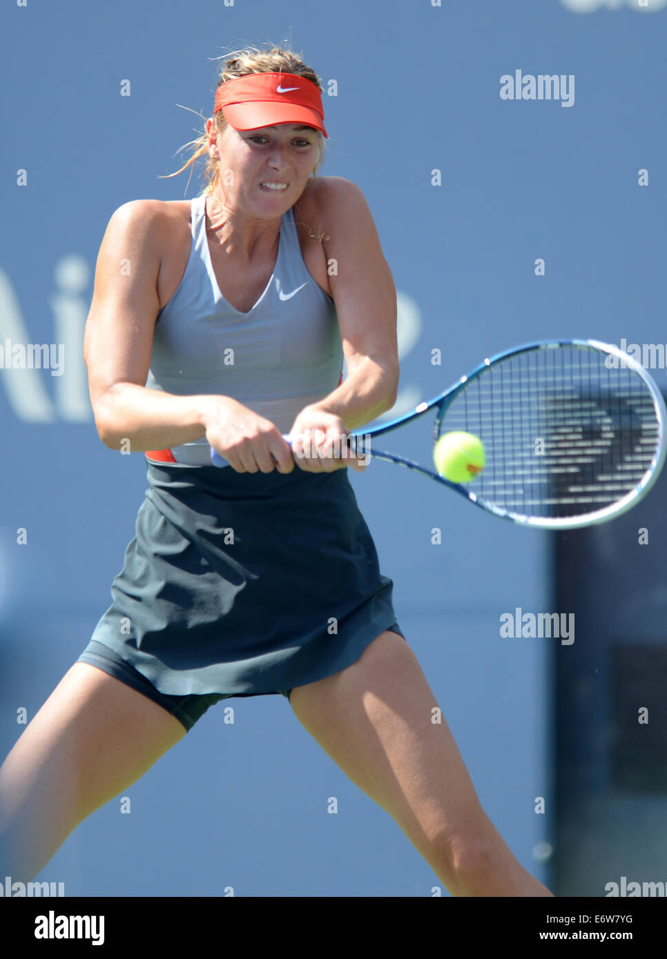 New York, NY, USA. 31. August 2014. Maria Sharapova Russlands gibt einen Schuss gegen Caroline Wozniacki aus Dänemark in der vierten Vorrundenspiel der Frauen Einzel bei den 2014 US Open in New York, Vereinigte Staaten, 31. August 2014 zurück. Bildnachweis: Xinhua/Alamy Live-Nachrichten Stockfoto