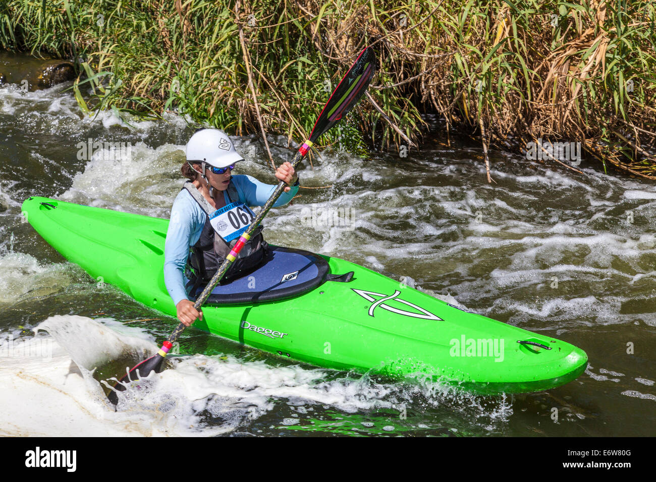 LA, CA, USA. 30. August 2014. Gewinner der Frauen die fortschrittliche Klassifizierung: Liz Brackbill. Der 1. LA River Boat Race fand am 30. August 2014 auf einem 3/4 Meile Kurs, bestehend aus kleinen Stromschnellen und Flachwasser befindet sich auf einer Strecke des Flusses entlang der Glendale Narrows in Elysian Tal statt. Fast 100 Teilnehmer konkurrierten in einer Vielzahl von Klassifikationen, die Herren und Damen Advanced, zwischen- und Anfänger sowie Jugend, Tandem enthalten und Stand-Up-Paddle-Boot.  © Ambient Images Inc. Kredit: Ambient Images Inc./Alamy Live-Nachrichten Stockfoto