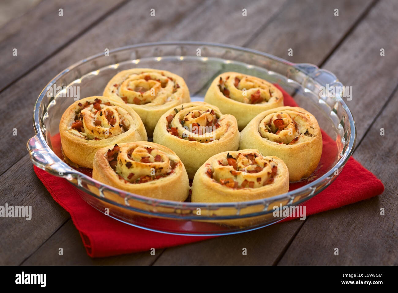 Frisch gebackene Brötchen hausgemachte gefüllt mit Tomaten, Schinken und Kräutern auf Glasplatte Stockfoto