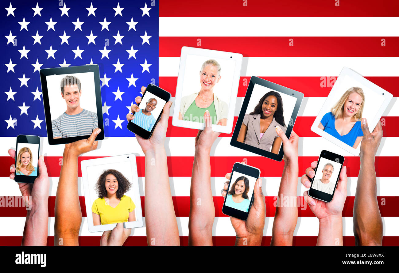Gruppe von Händen mit elektronischen Geräten mit multiethnischen People Portraits Stockfoto
