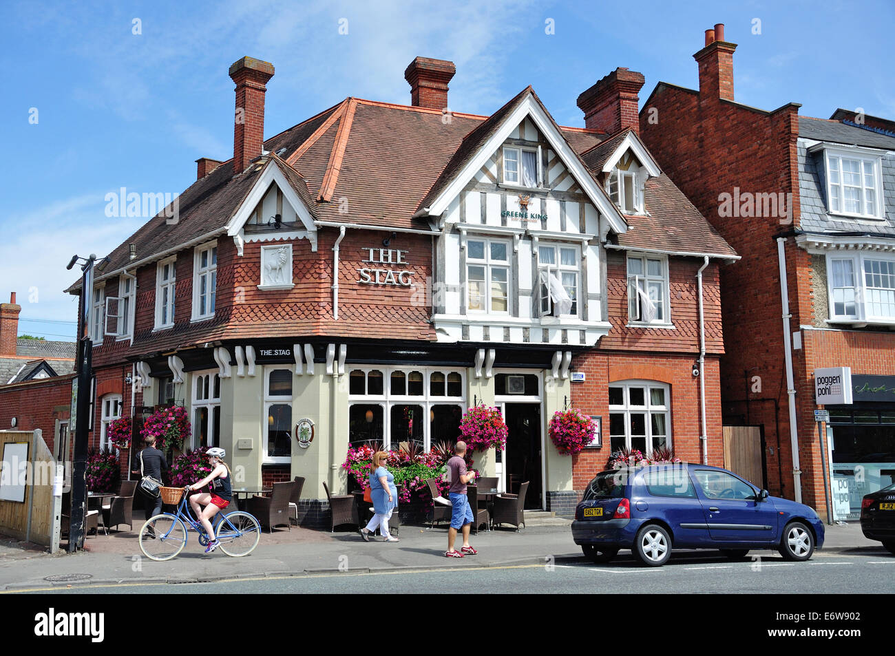 16. Jahrhundert The Hirsch Pub, High Street, Ascot, Berkshire, England, Vereinigtes Königreich Stockfoto
