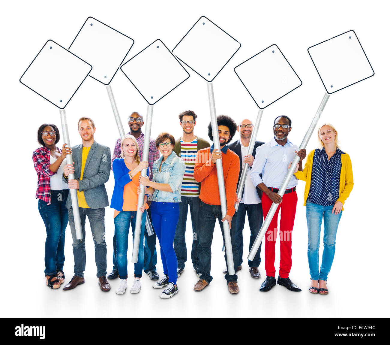 Multi-ethnischen Gruppe positive Emotionen stehen und leeren Wegweiser In weißem Hintergrund halten. Stockfoto