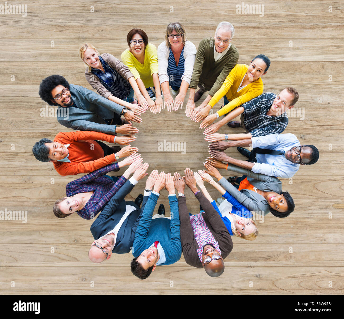Luftaufnahme des multiethnischen Menschen bilden Kreis der Hände Stockfoto