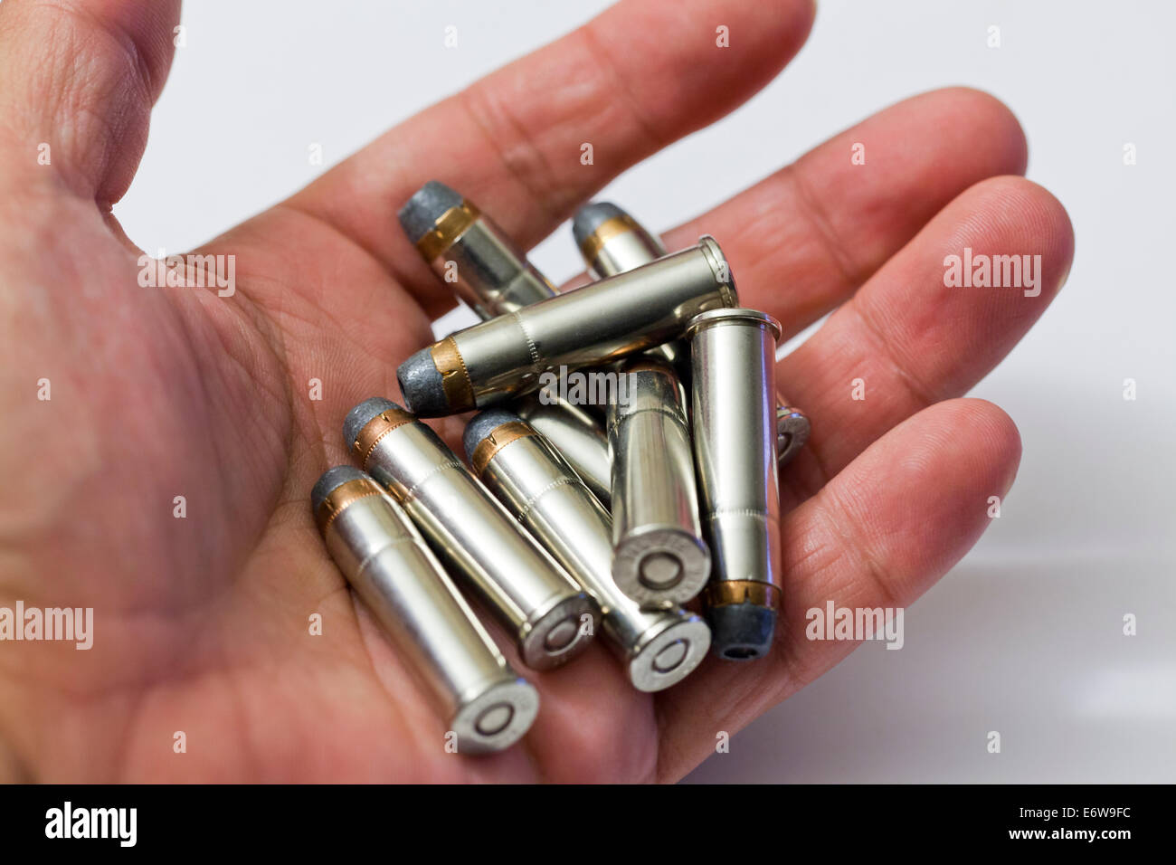 Mann hält Handvoll Winchester 357 magnum Hollow point Bullets (Munition) - USA Stockfoto