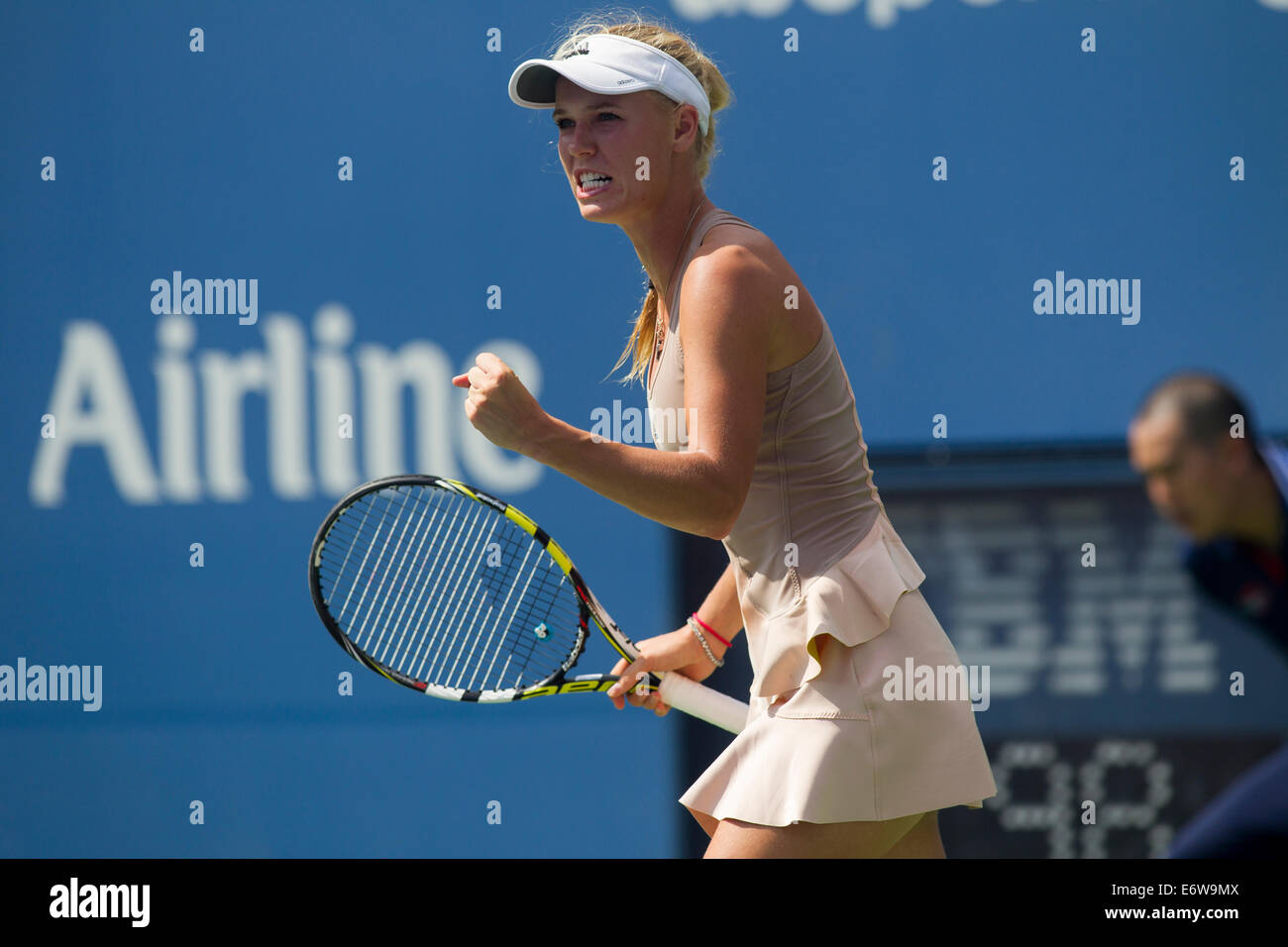 Flushing Meadows, New York, USA. 31. August 2014. Caroline Wozniacki (DEN) Niederlagen Maria Sharapova (RUS) im 4. Runde Maßnahmen auf die US Open Tennis Championships. Bildnachweis: PCN Fotografie/Alamy Live-Nachrichten Stockfoto