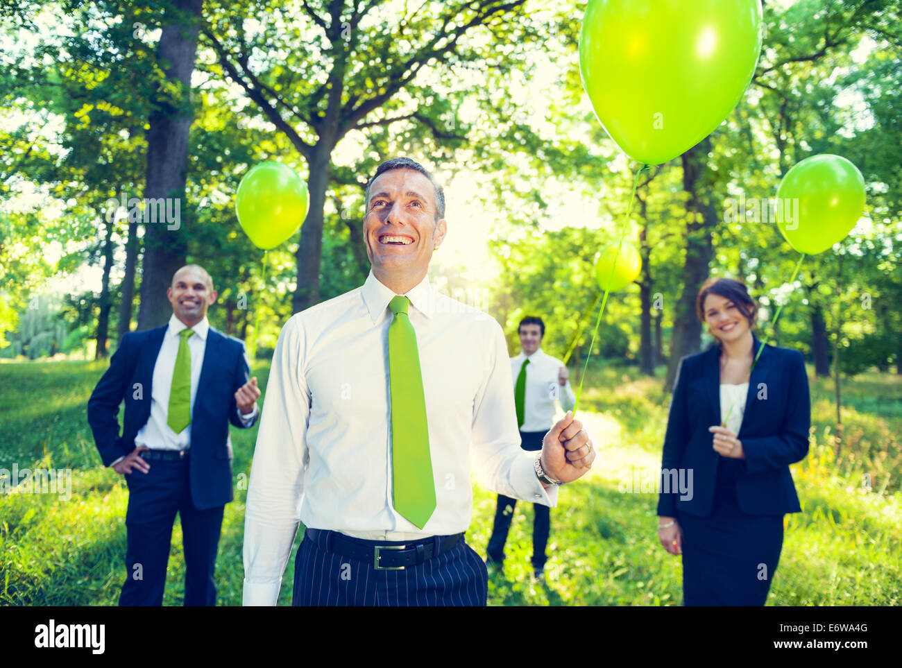 Geschäftsleute und Luftballons mit Umweltschutz-Konzept Stockfoto