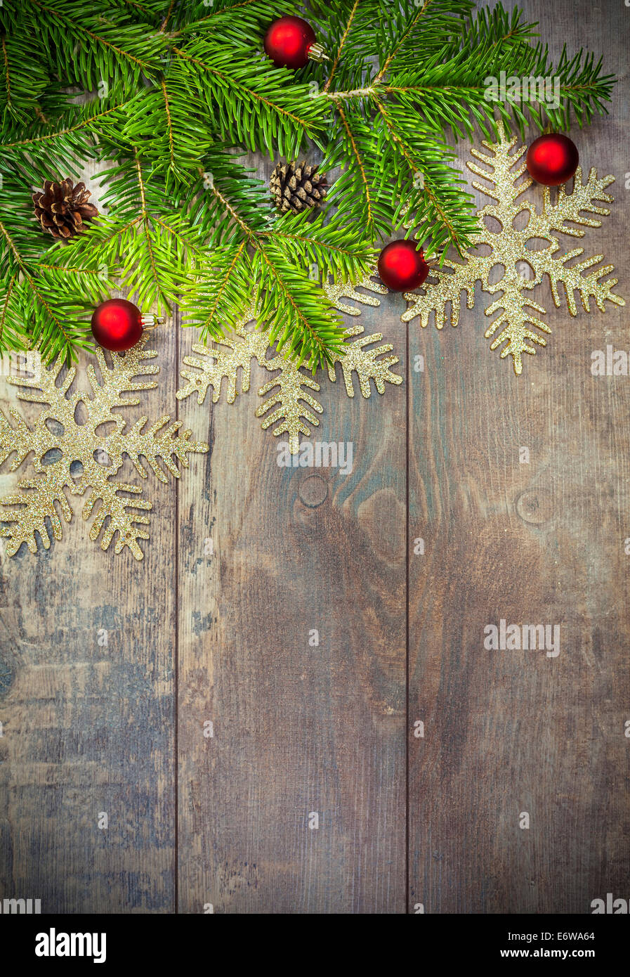Weihnachten Hintergrund, Dekoration auf einem rustikalen Holzbrett. Stockfoto