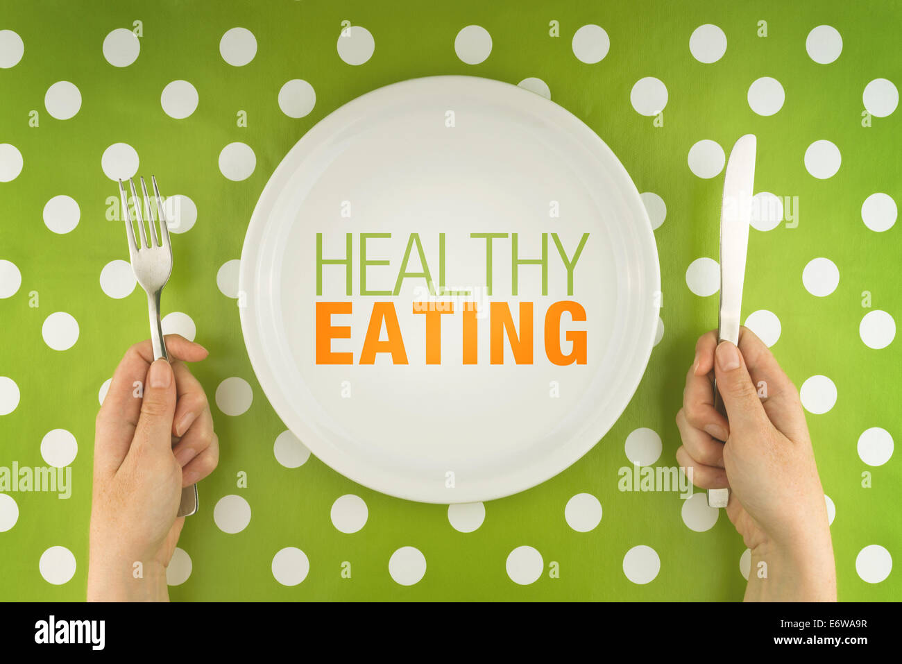 Gesunde Ernährung. Frau, Essen von einem weißen flachen Teller, Ansicht von oben. Stockfoto
