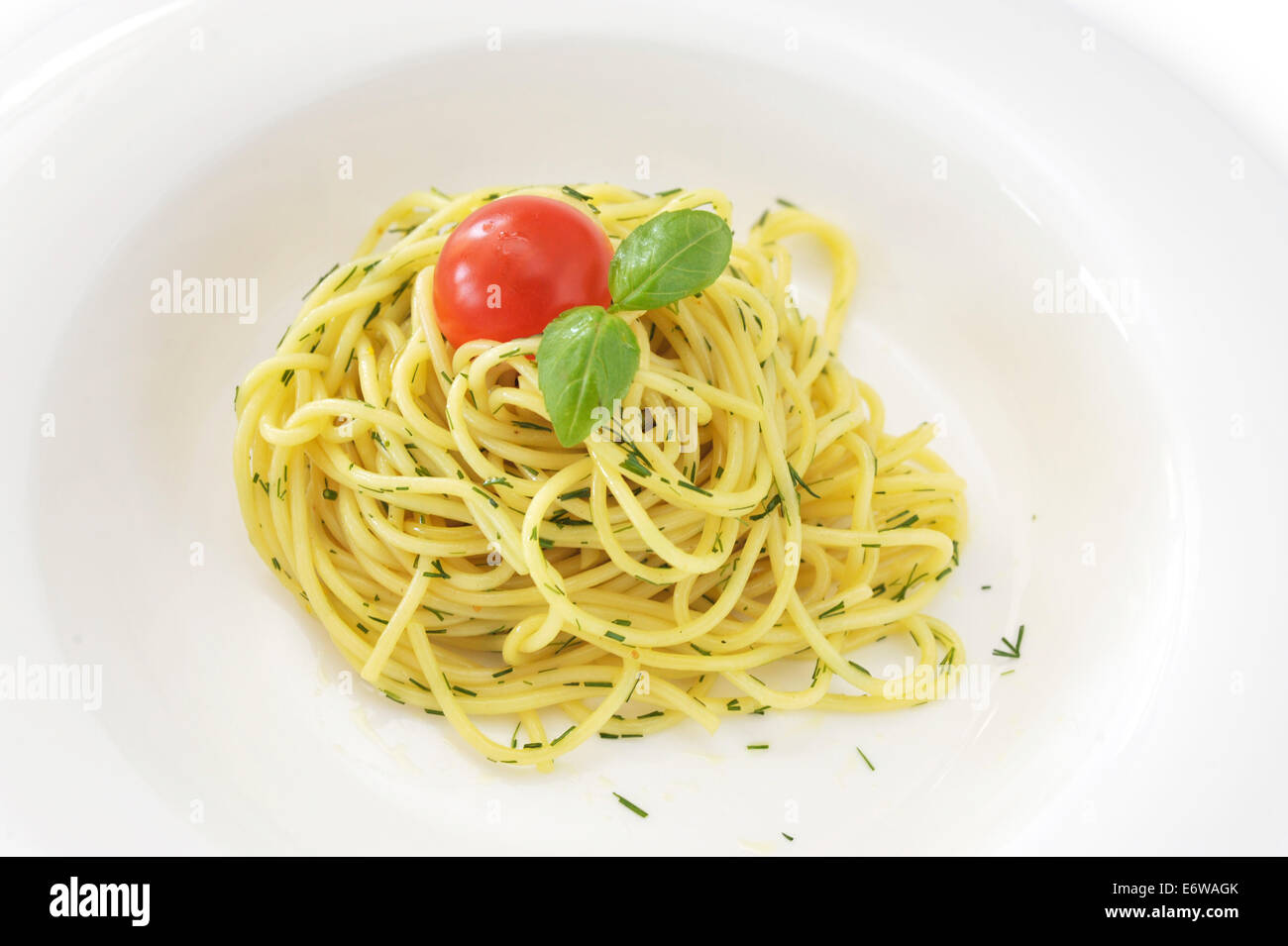 Eine typische italienische Teigwaren Pasta mit Tomaten-Ketchup, Parmesan und Basilikum in weiße Schale. Vegetarisches Essen. Gehobene italienische Küche. Stockfoto