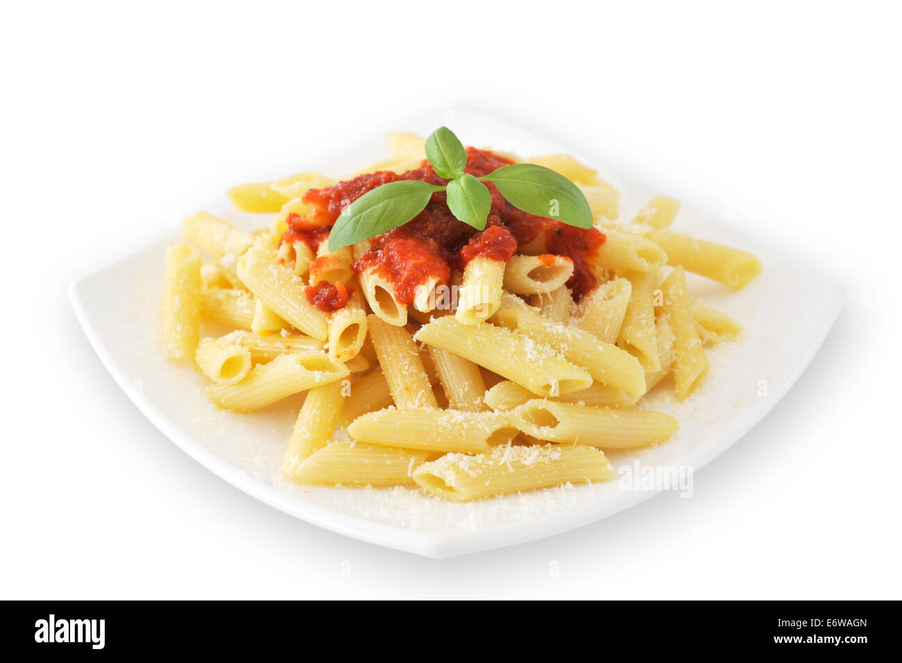Eine typische italienische Teigwaren Pasta mit Tomaten-Ketchup, Parmesan  und Basilikum in weiße Schale. Vegetarisches Essen. Gehobene italienische  Küche Stockfotografie - Alamy