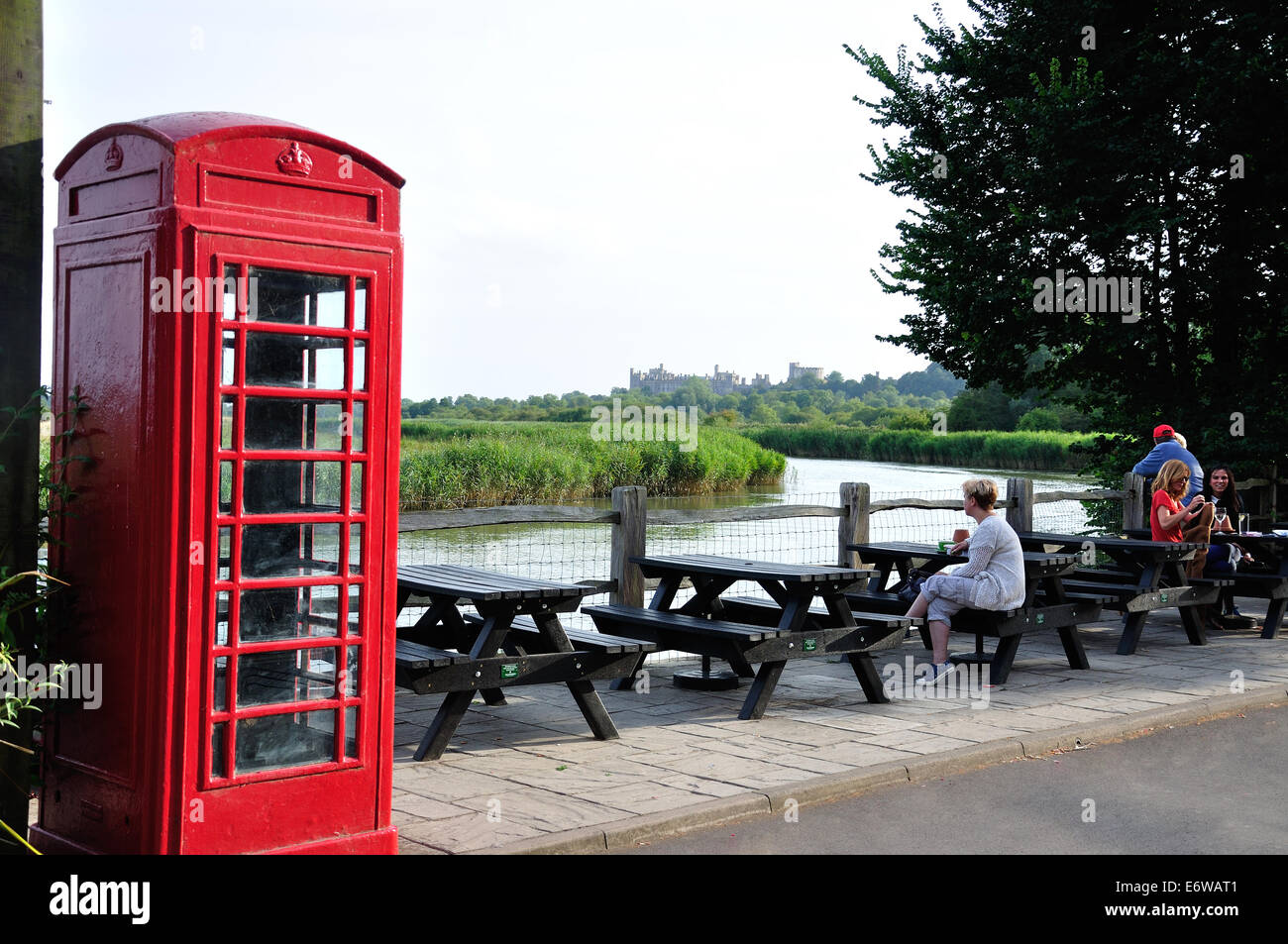 Riversite Sitzgelegenheiten an The Black Rabbit Pub Restaurant, Mill Road, Arundel, West Sussex, England, Vereinigtes Königreich Stockfoto