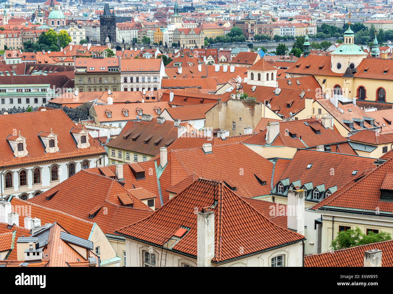 Schöne Dächer und Stadtbild Prags. Stockfoto
