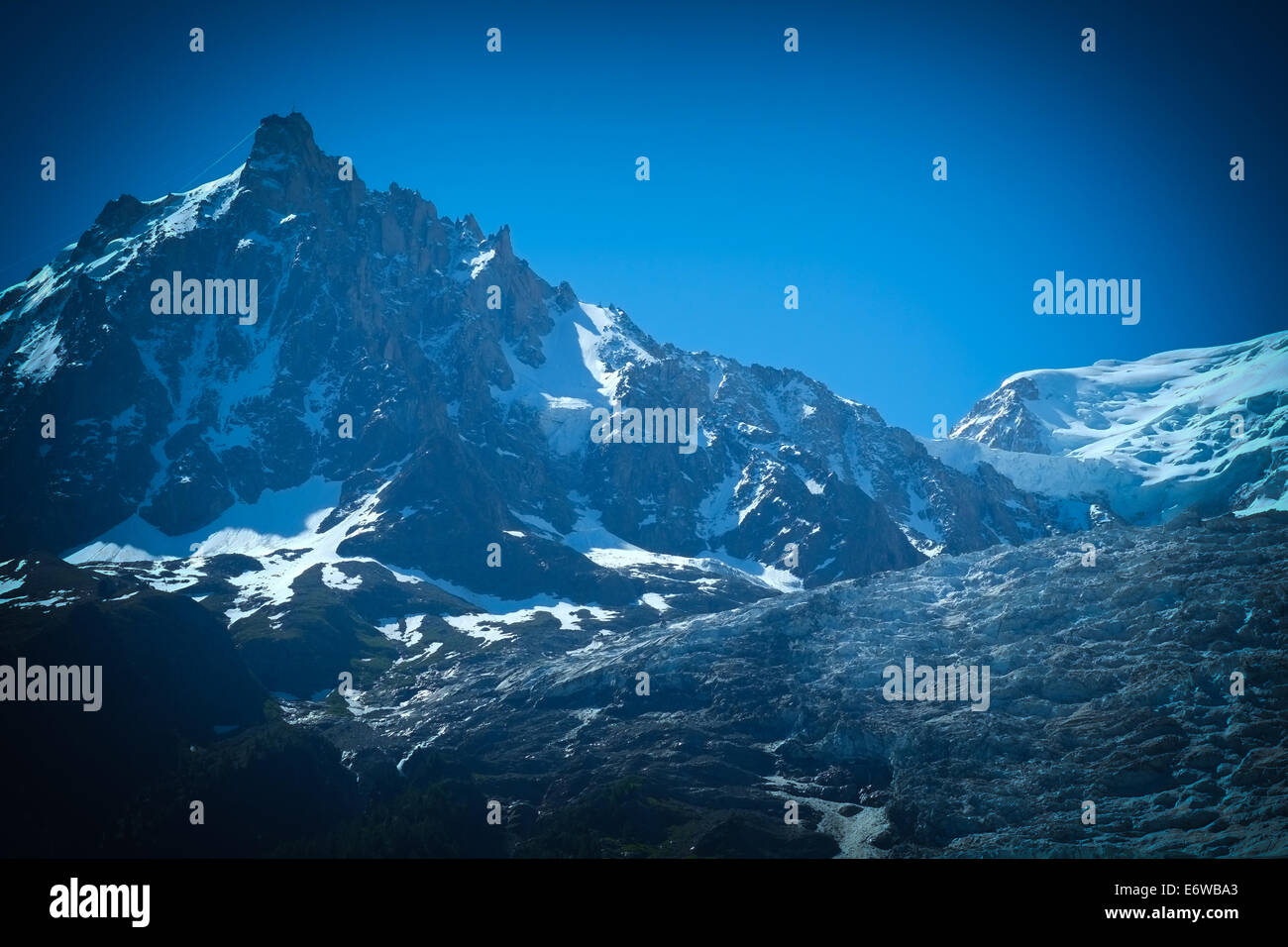 Glacier des Bossons und der Aiguille du Midi Berg- und Skiführer heben bei strahlendem Sonnenschein. Die Alpen, Chamonix, Frankreich im Sommer. Stockfoto