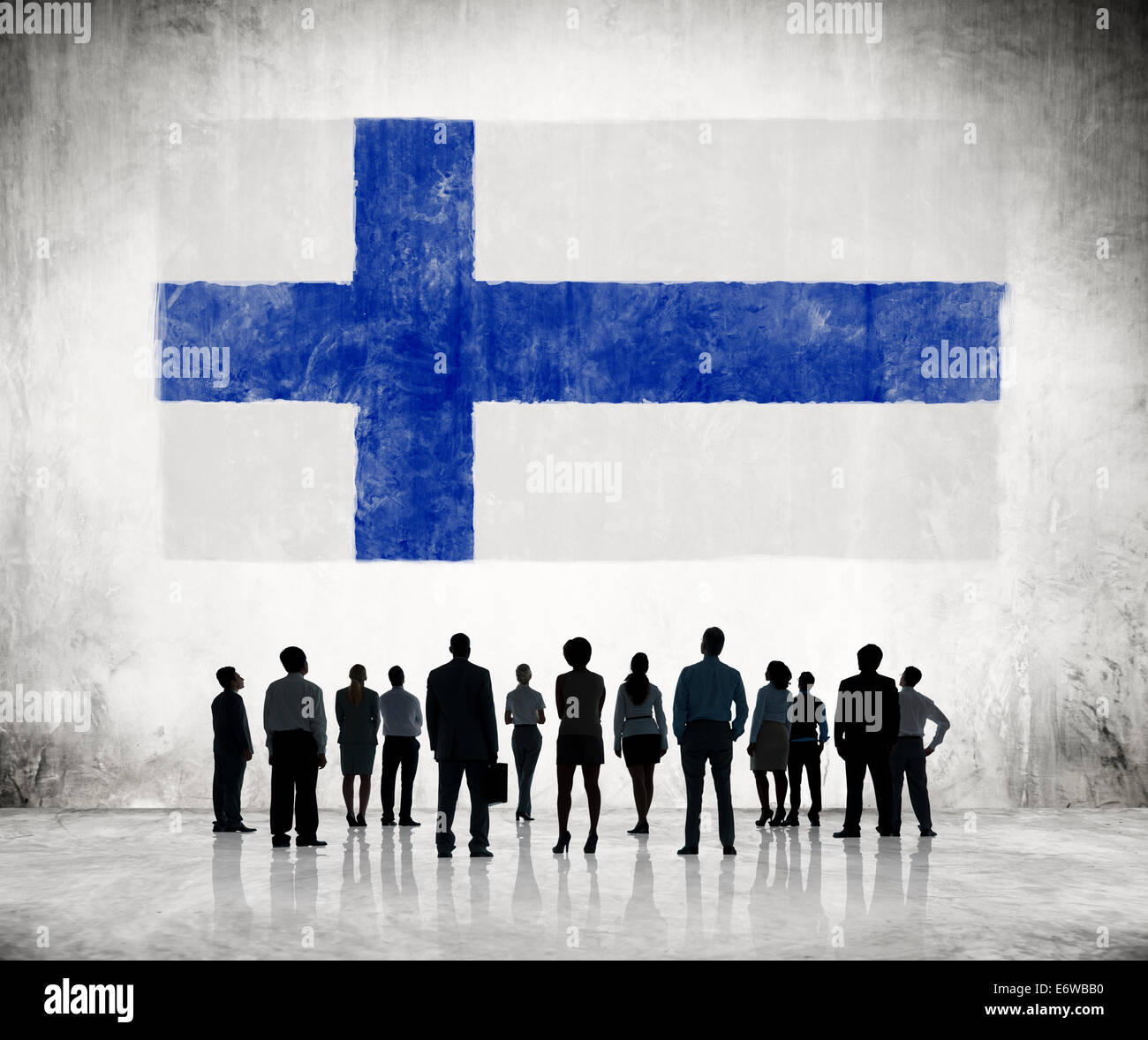 Silhouetten der Geschäftsleute, die an der finnischen Flagge Stockfoto