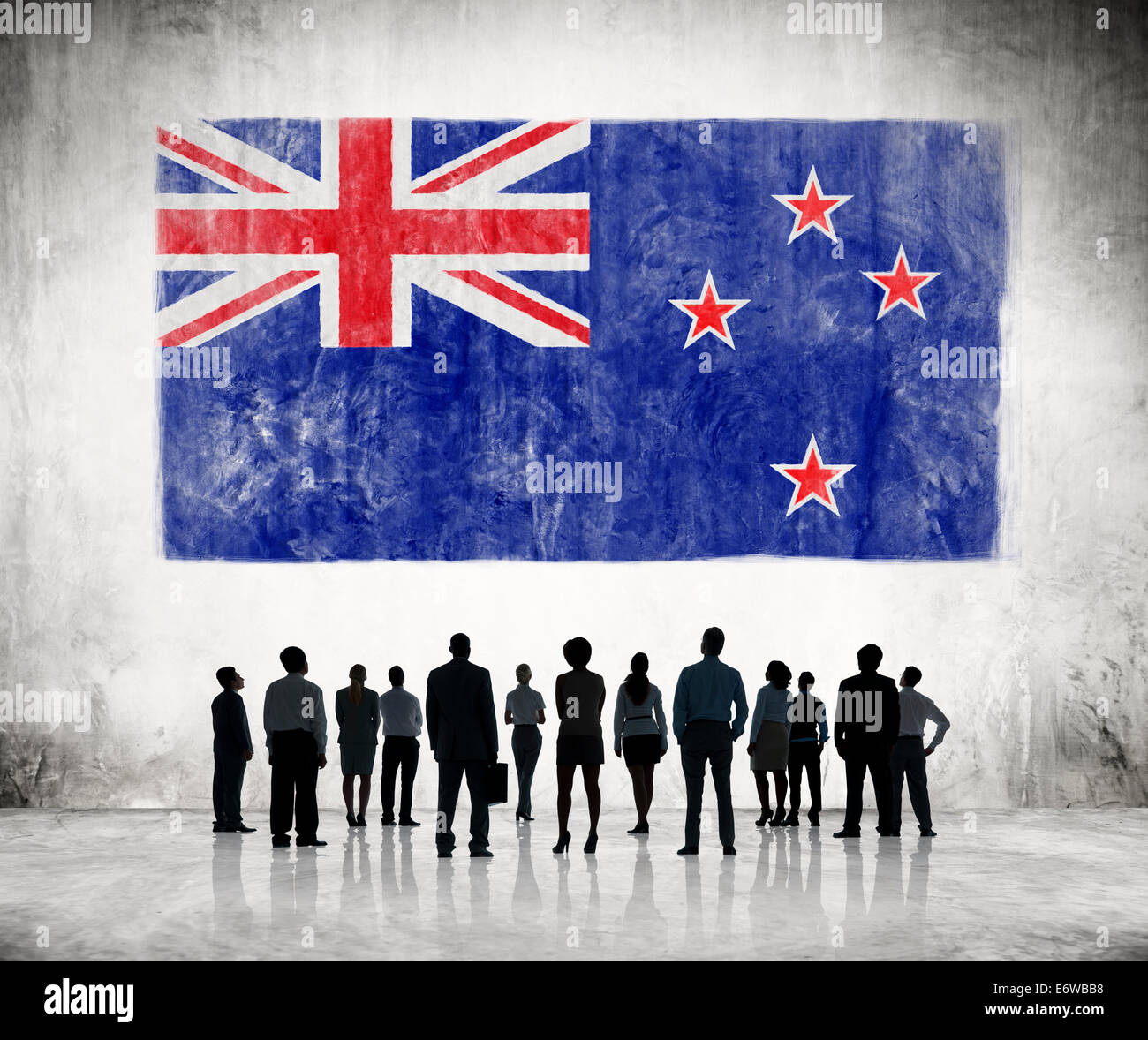 Silhouetten der Geschäftsleute, die an der Flagge von Neuseeland Stockfoto