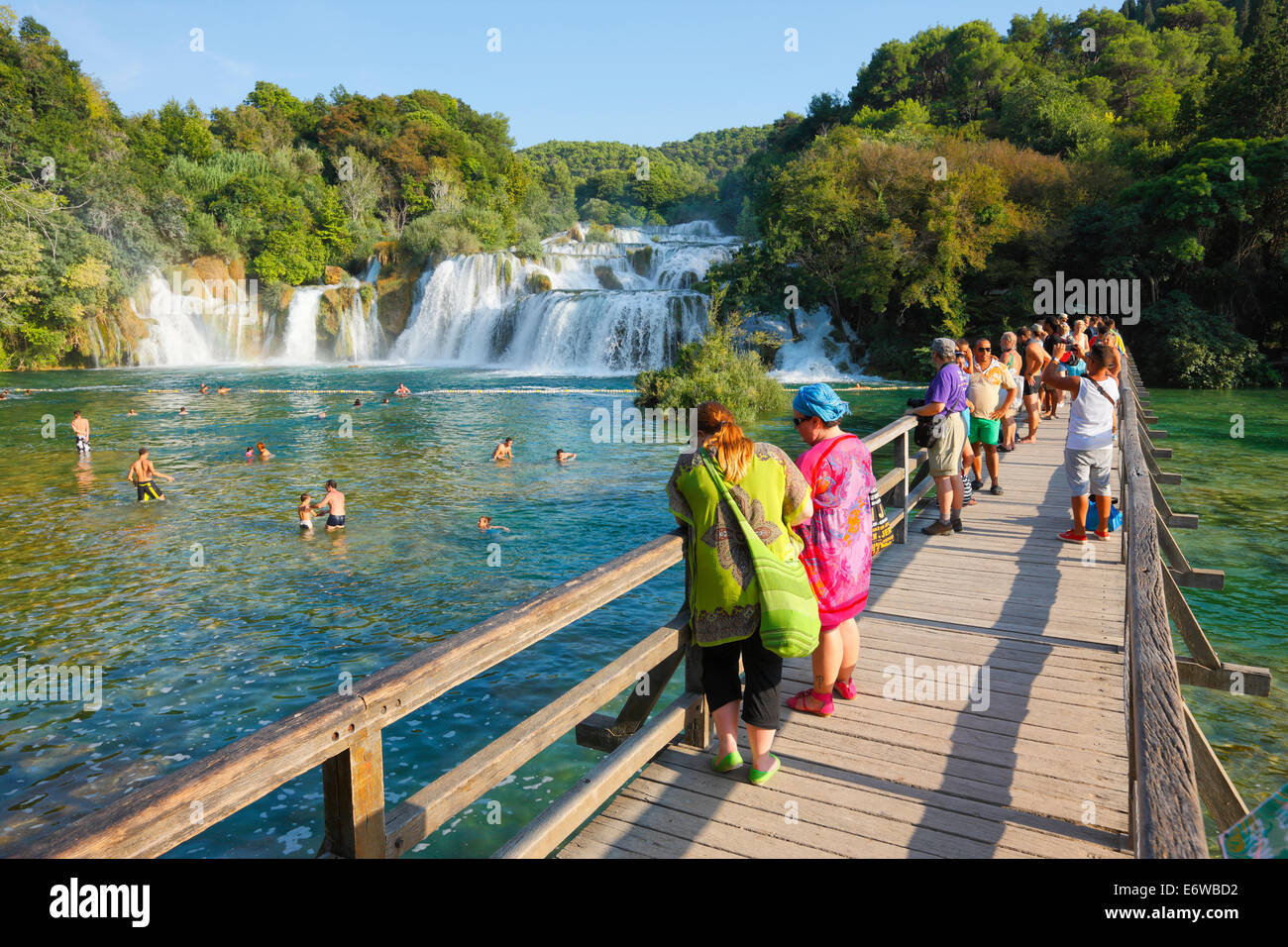 Nationalpark Krka, Kroatien. Touristen auf der Brücke. Stockfoto