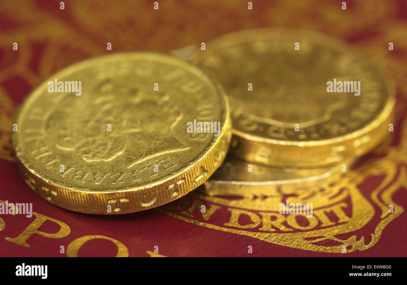Nahaufnahme eines britischen Pfund-Münze auf Pass Stockfoto