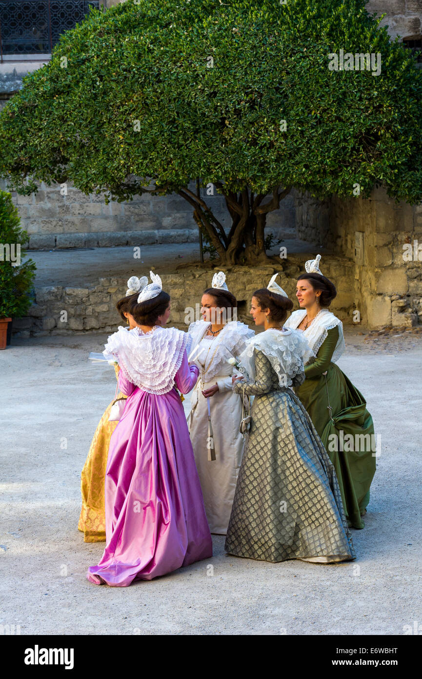 Europa, Frankreich, Bouches du Rhone, Arles. Kostüm-Tages-Festival. Königin von Arles und ihrer Prinzessinnen. Stockfoto