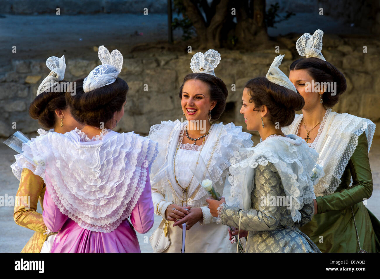 Europa, Frankreich, Bouches du Rhone, Arles. Kostüm-Tages-Festival. Königin von Arles und ihrer Prinzessinnen. Stockfoto