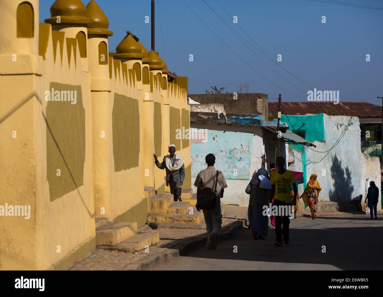 Männer, die vor einer Moschee, Harar, Äthiopien Stockfoto
