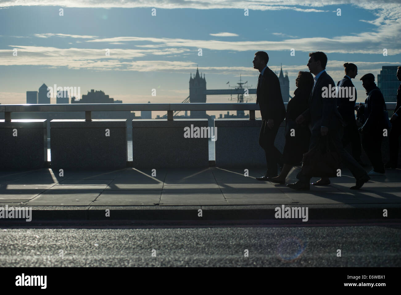 London, UK - 1. September 2014: Pendler London Brücke überqueren, wie die Sonne hinter der Tower Bridge Credit: Piero Cruciatti/Alamy Live News Stockfoto