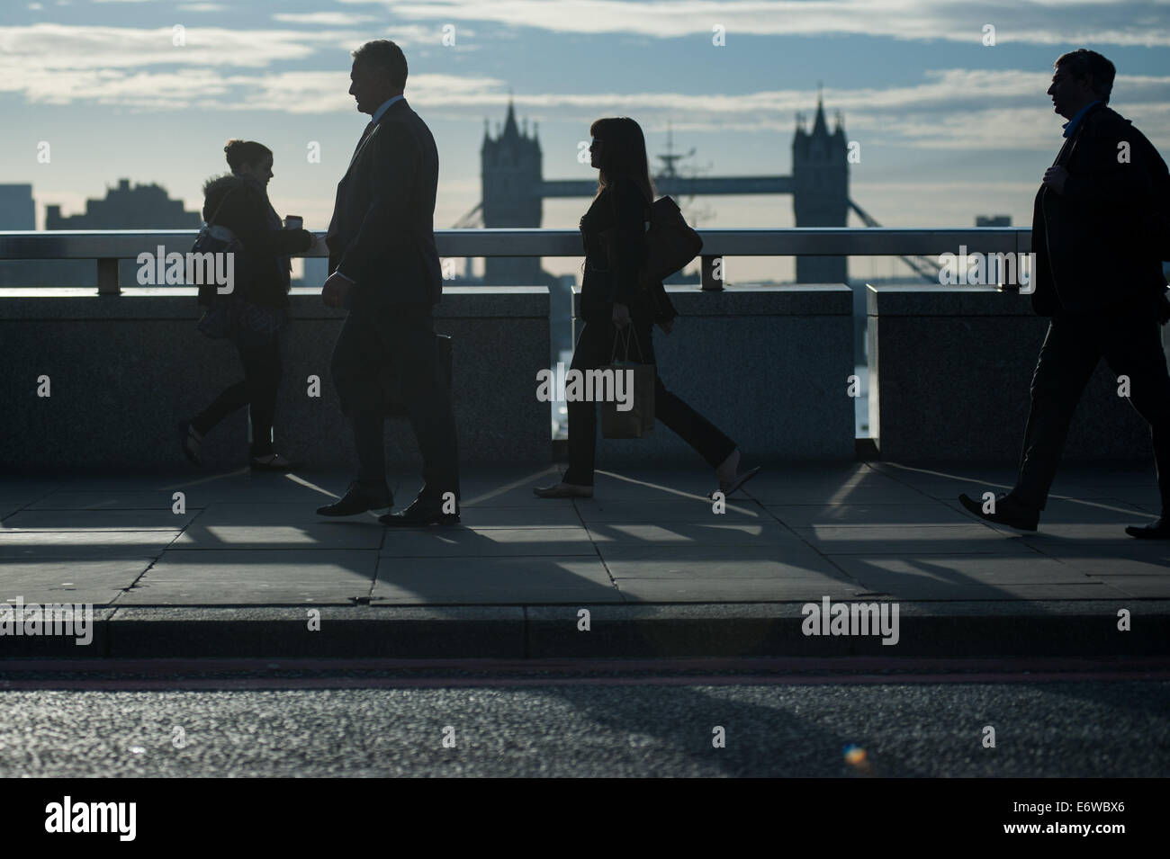 London, UK - 1. September 2014: Pendler London Brücke überqueren, wie die Sonne hinter der Tower Bridge Credit: Piero Cruciatti/Alamy Live News Stockfoto