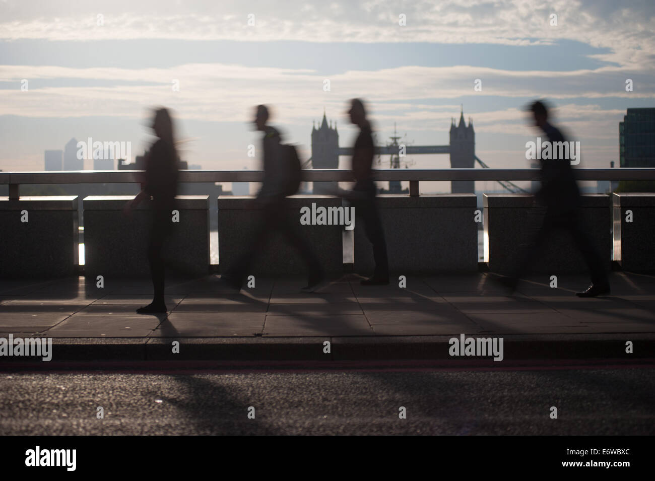 London, UK - 1. September 2014: Pendler London Brücke überqueren, wie die Sonne hinter der Tower Bridge Credit: Piero Cruciatti/Alamy Live News Stockfoto