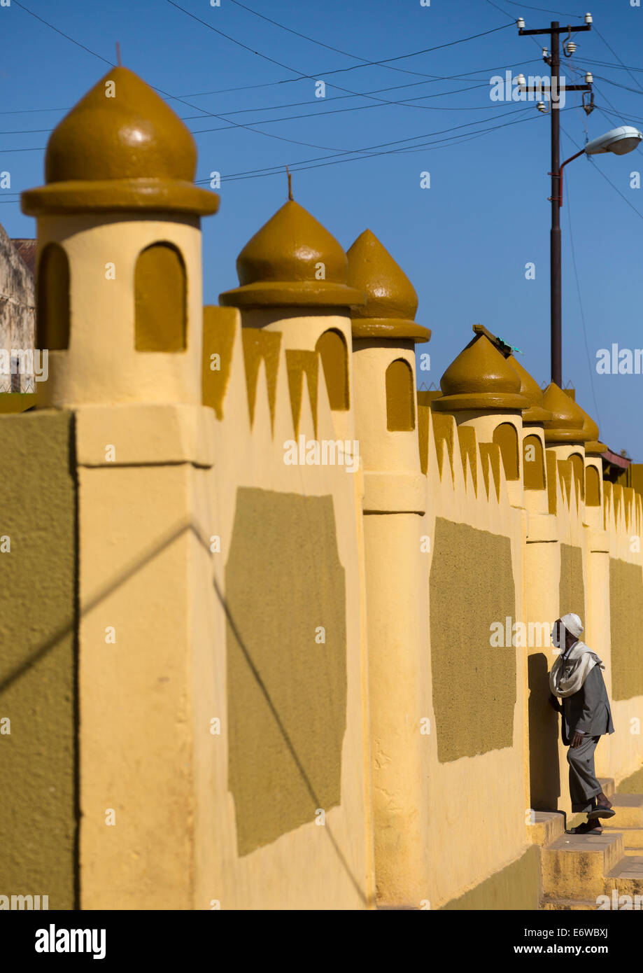 Mann, vorbei an einer Moschee, Harar, Äthiopien Stockfoto