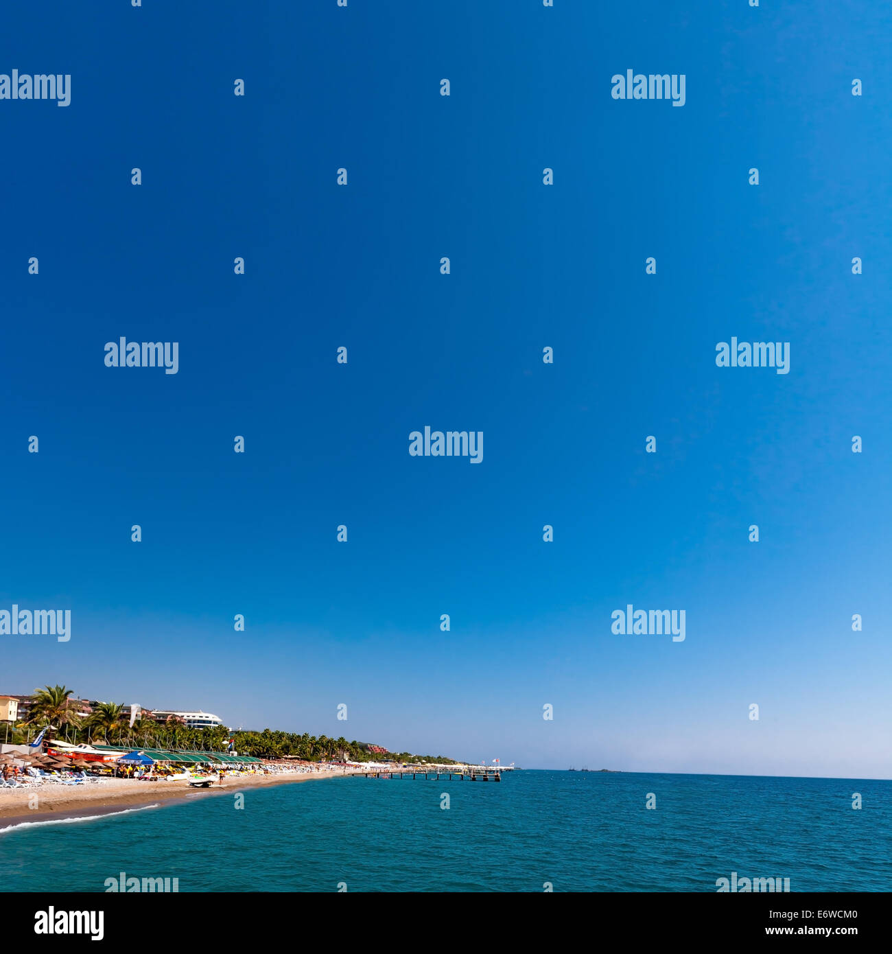 Blick auf das Meer auf die Küste. Urlaub und Entspannung. Tourismus. Blauer Himmel und Wasser Stockfoto