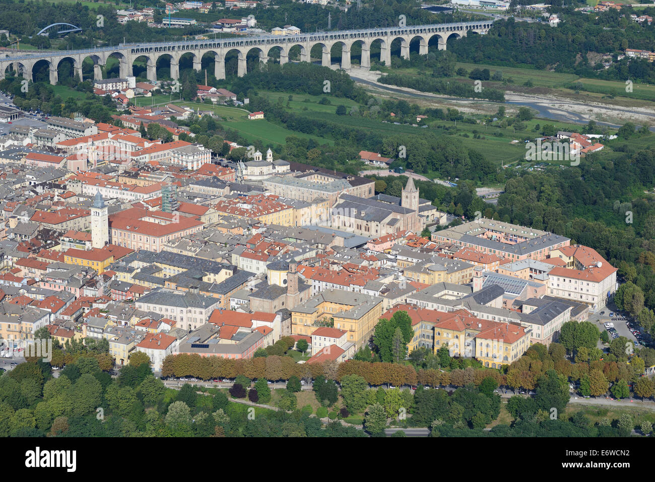 LUFTAUFNAHME. Historisches Zentrum von Cuneo. Provinz Cuneo, Piemont, Italien. Stockfoto