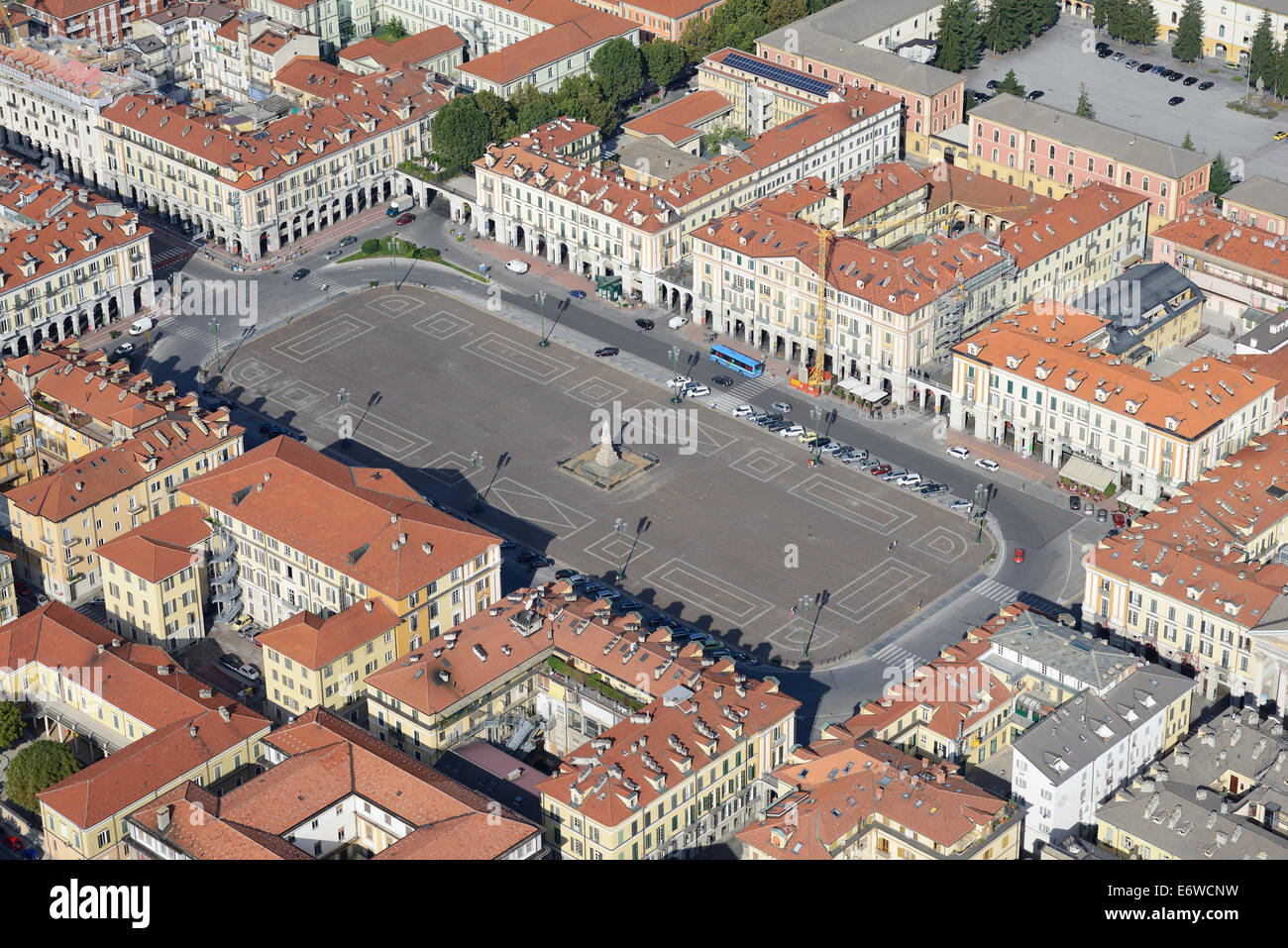 LUFTAUFNAHME. Plaza Galimberti. Cuneo, Provinz Cuneo, Piemont, Italien. Stockfoto