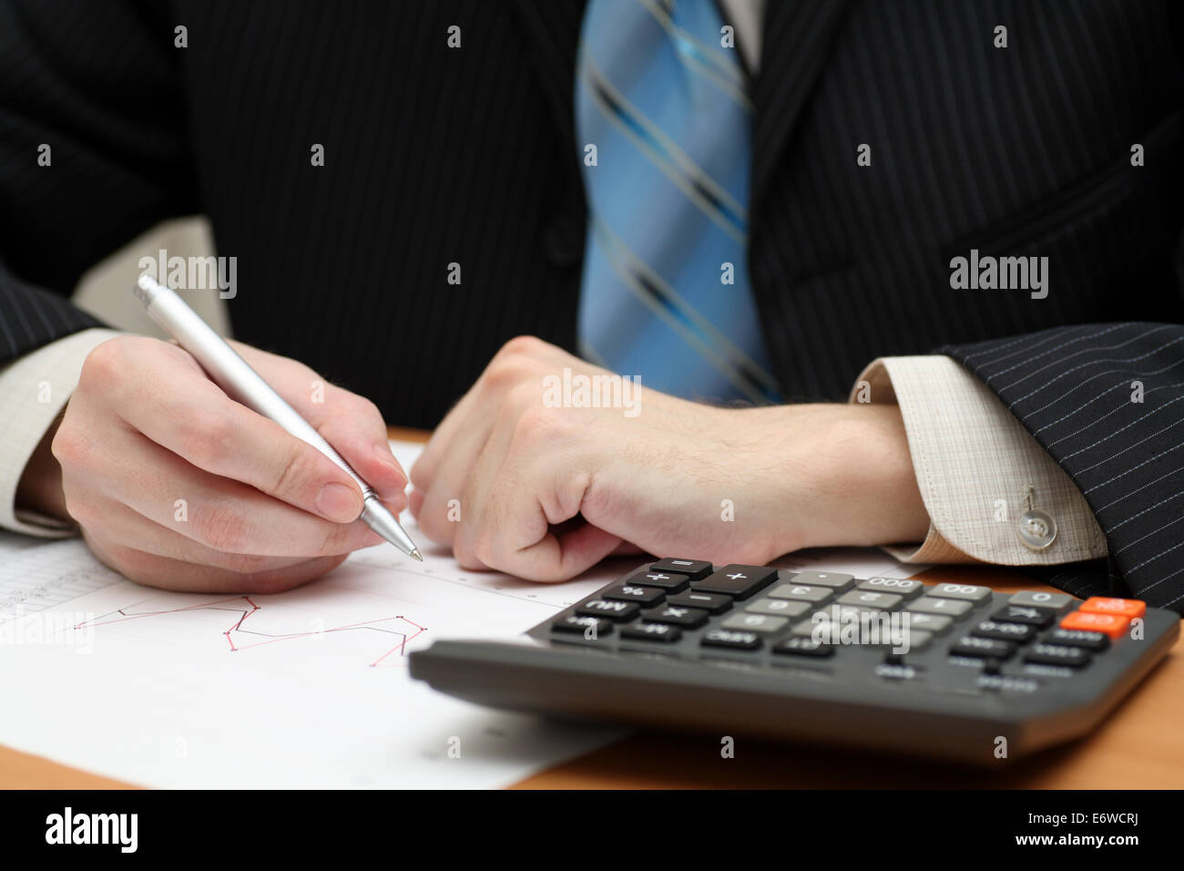 Geschäftsmann, Anzeigen von Business-Grafik und die Jahresrechnung. Geringe Schärfentiefe.  Close-up. Stockfoto