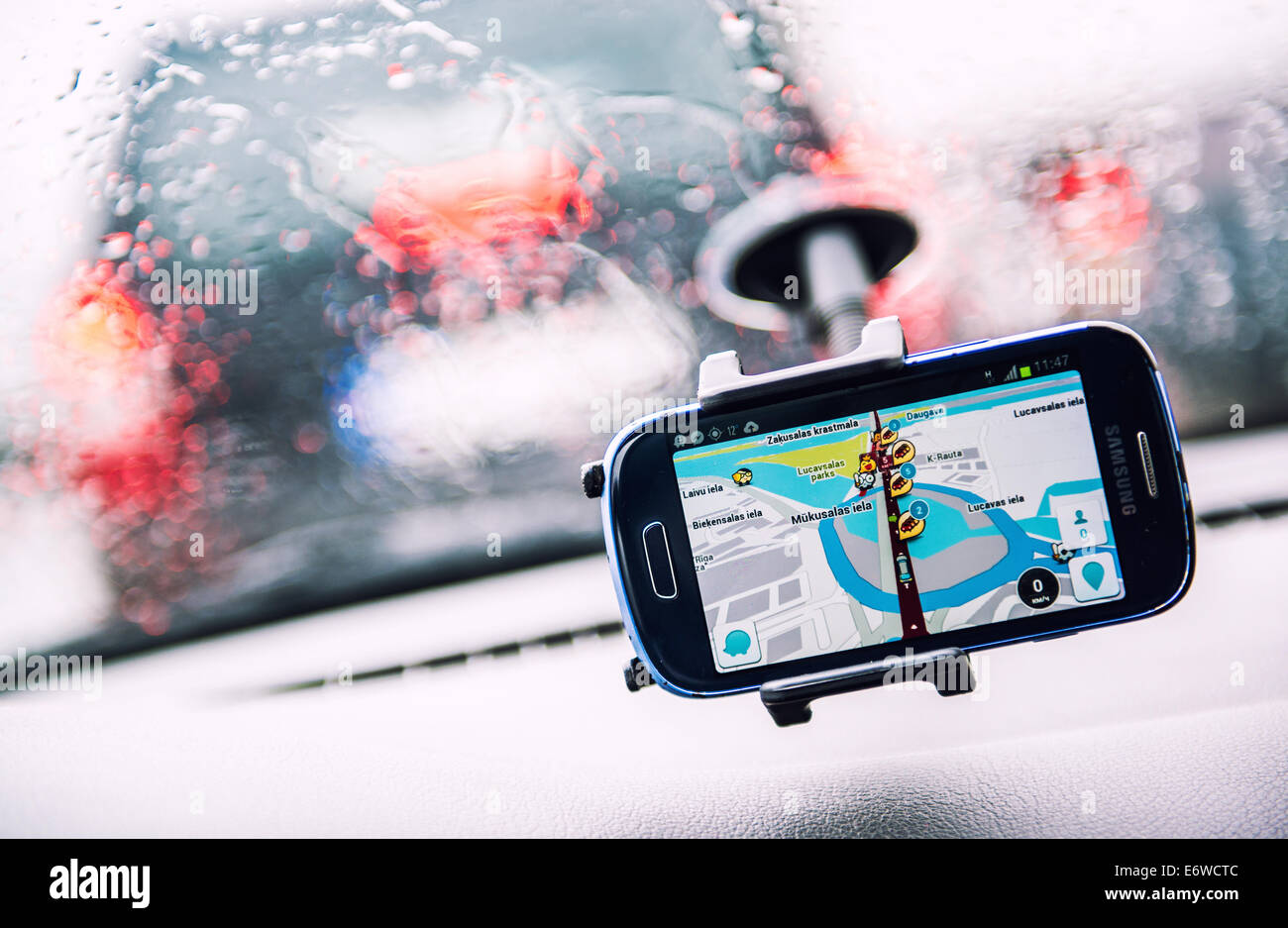 Smartphone mit einem Waze GPS Navigator auf dem Bildschirm Stockfoto