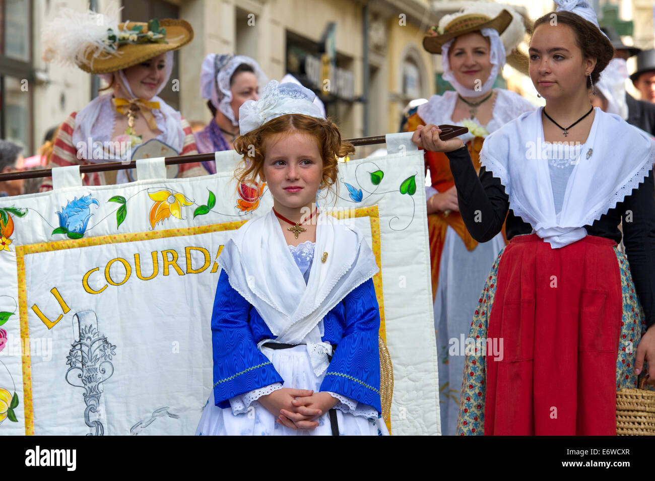 Europa, Frankreich, Bouches du Rhone, Arles. Kostüm-Tages-Festival. Folk-Gruppe. Stockfoto