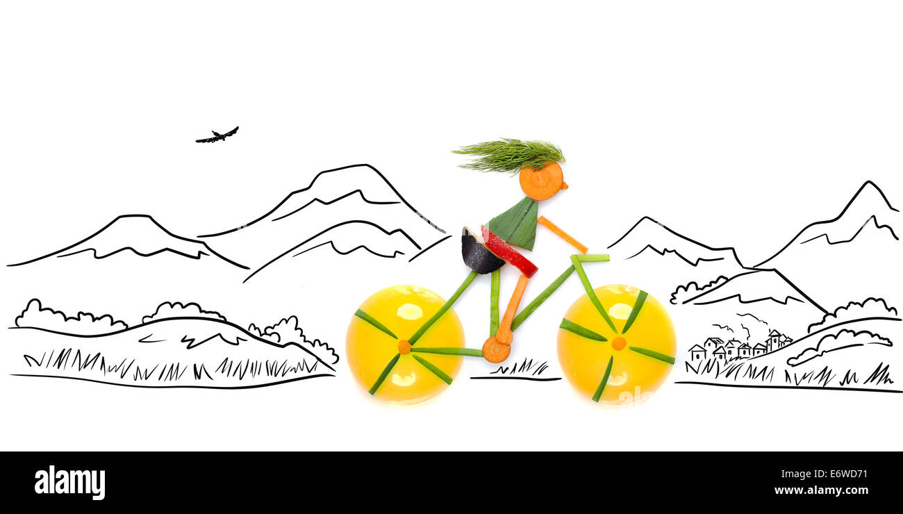 Obst und Gemüse in die Form des weiblichen Radfahrer mit dem Fahrrad in das Land. Stockfoto