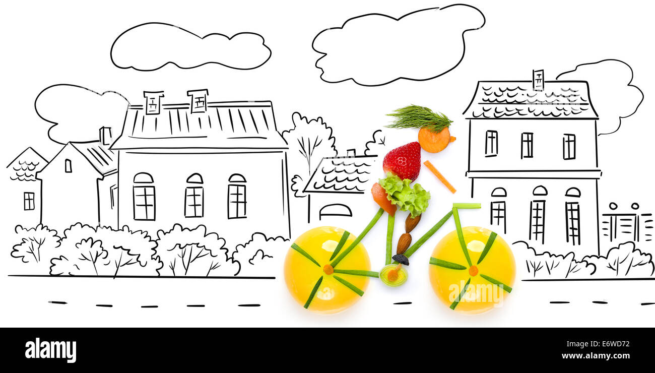 Obst und Gemüse in die Form des weiblichen Radfahrer mit dem Fahrrad in die Stadt. Stockfoto