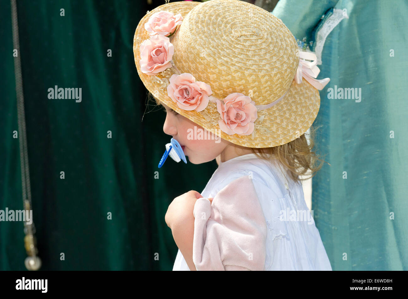 Europa, Frankreich, Bouches du Rhone, Arles. Kostüm-Tages-Festival. Baby tragen die traditionelle Strohhut mit Lollipop. Stockfoto