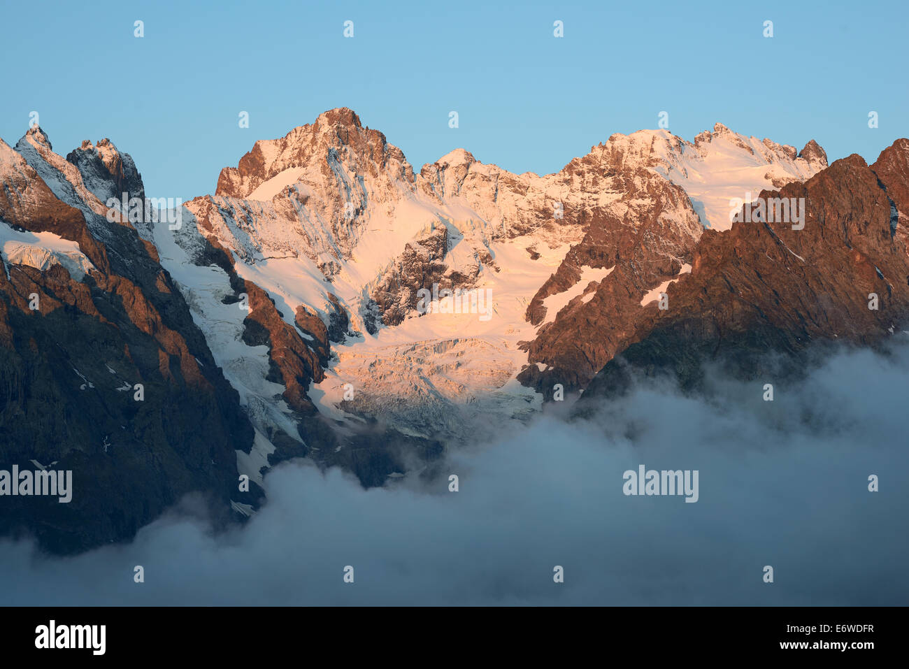3883 Meter hohes Pic Gaspard auf der linken Seite und 3984 Meter hohes La Meije auf der rechten Seite. Ecrins-Nationalpark, Hautes-Alpes, Frankreich. Stockfoto
