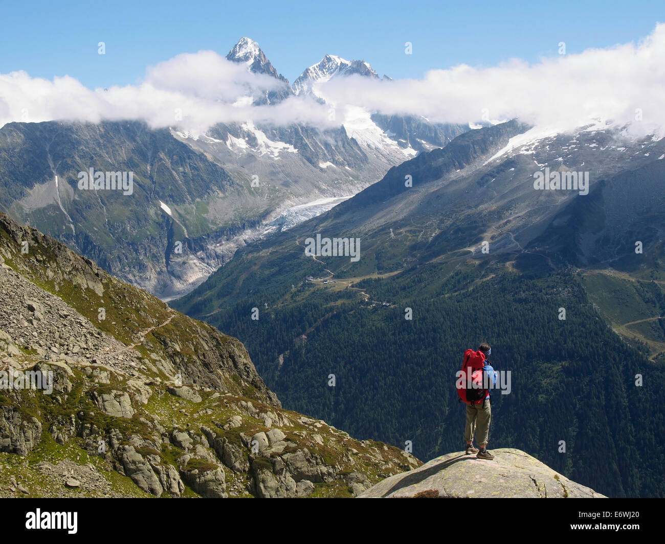 Le Tour du Montblanc, Grand Balcon Sud, Chamonix, Frankreich mit Aiguille du Chardonnet hinter Stockfoto