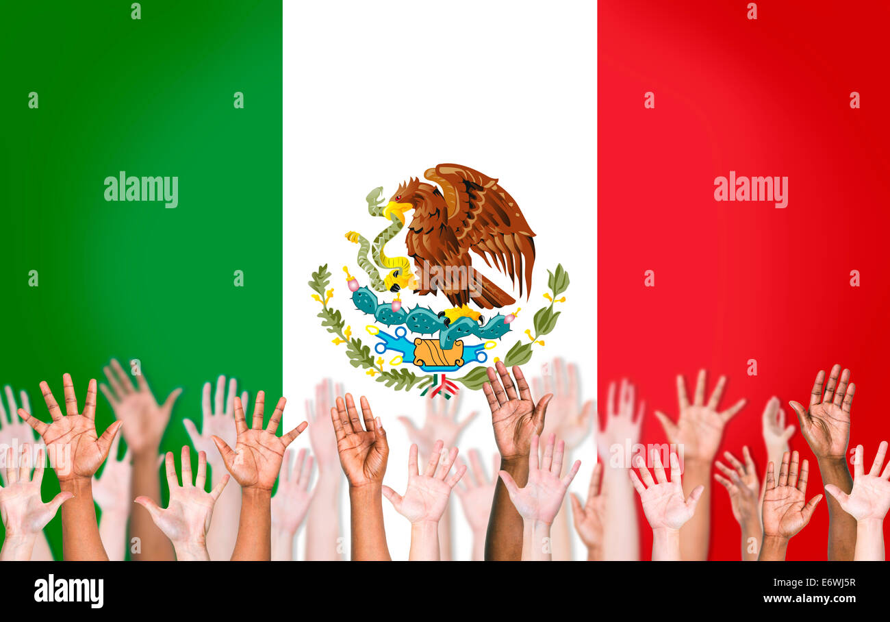 Gruppe von multi-ethnischen erhobenen Armen und eine Fahne von Mexiko als Hintergrund Stockfoto