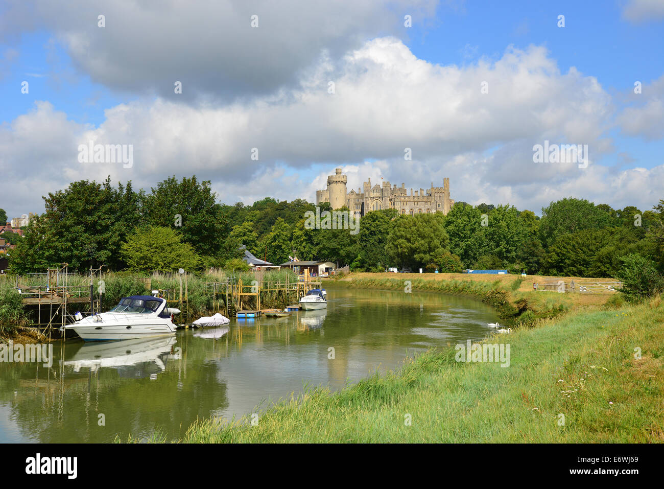Ansicht von Arundel Castle und die Stadt vom Ufer des Flusses Arun, Arundel, West Sussex, England, Vereinigtes Königreich Stockfoto