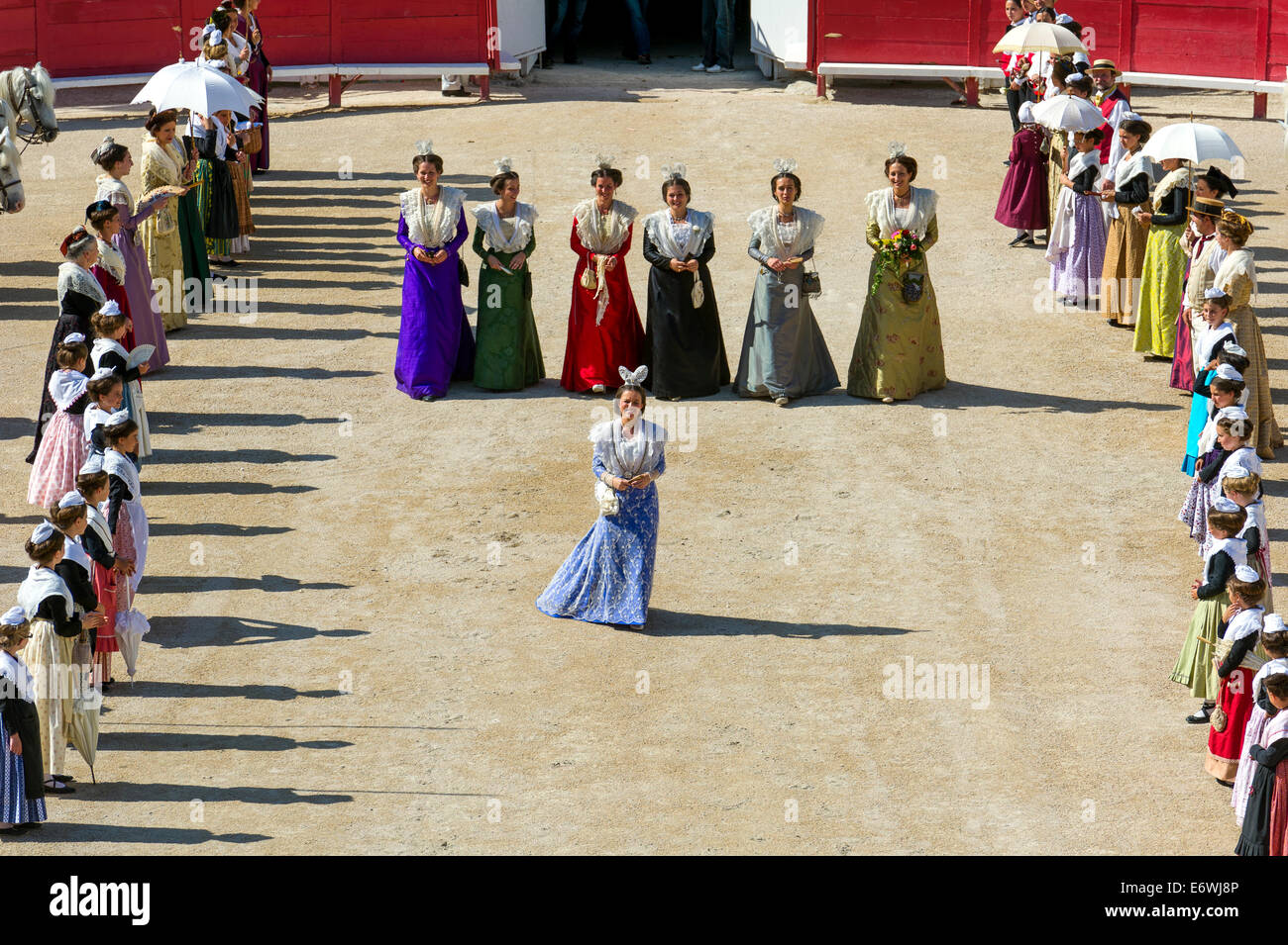 Europa, Frankreich, Bouches du Rhone, Arles. Kostüm-Tages-Festival. Königin von Arles und ihrer Prinzessinnen in die Arena. Stockfoto