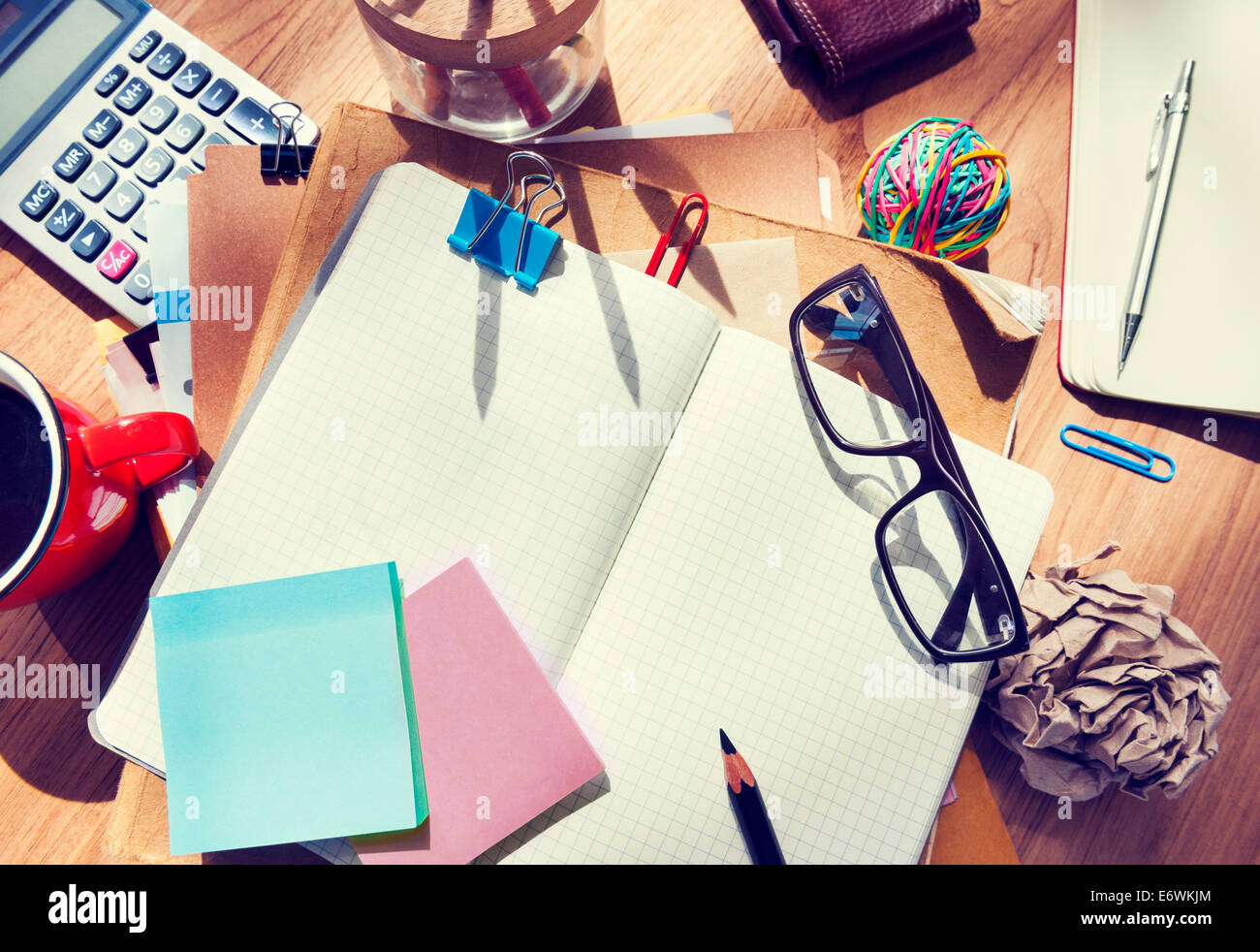 Designer-Schreibtisch mit architektonischen Werkzeugen und Notebook Stockfoto