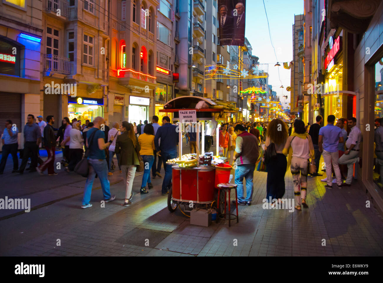 Istiklal Caddesi der Unabhängigkeit Straße, Stadtteil Beyoglu, Istanbul, Türkei, Zentraleurasien Stockfoto