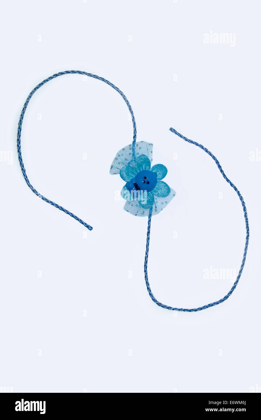 Rakhi für Raksha Bhandhan, ist es eine traditionelle indische Festival eine Schwester Rakhi auf die Hand seines Bruders knüpft. Stockfoto